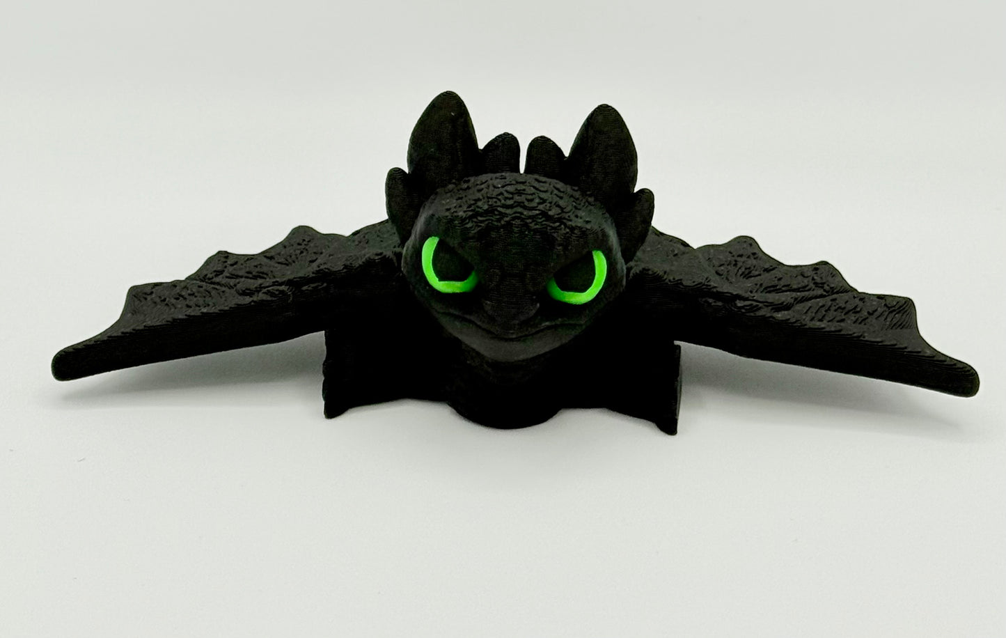 Toothless How to train your Dragons with glowing eyes ￼